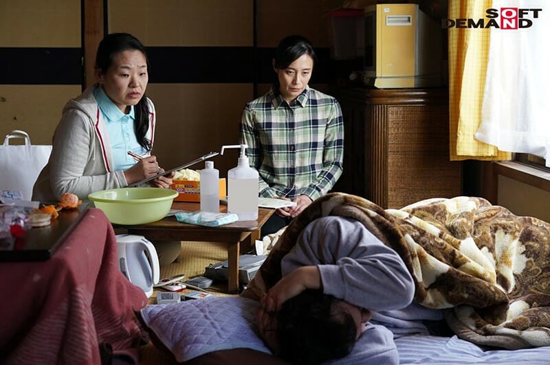 Men porno uchun tabiatda bir qizni suratga oldim.